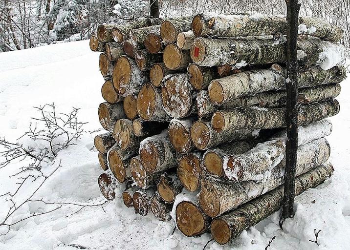 Drewno opałowe sprzedawane jest w stosach o długości (zwykle) 1m.