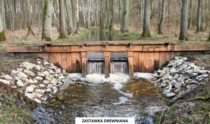 Zdjęcie przedstawia zastawkę drewnianą