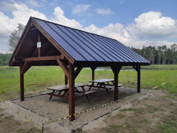 Drewniana wiata w leśnictwie Marylówka